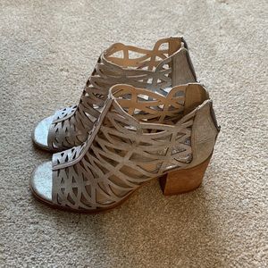 Leather Gold Silver Vince Camuto Sandal. NEW